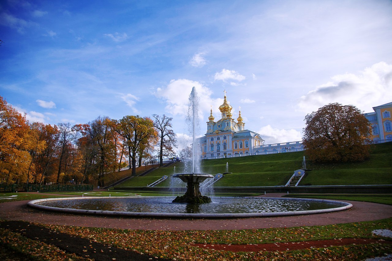 Петродворец в Петергофе осень