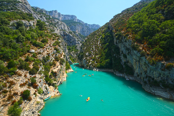 Вердонское ущелье, Франция.
Вердонское ущелье (Gorges du Verdon) по праву считается одним из самых красивых мест Европы. Протяженностью около 25 километров в длину и до 700 метров в глубину - это самое длинное и самое глубокое ущелье во Франции. Внизу каньона протекает река Вердон с необыкновенно бирюзово-зелёным цветом воды.