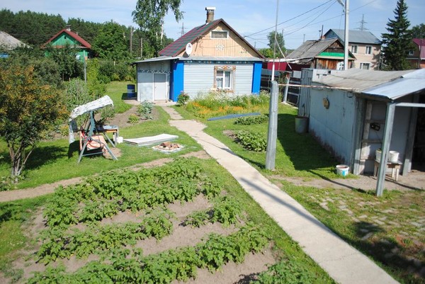 ПРОДАМ ДОМ с ГАРАЖОМ и БАНЕЙ в г.ТОМСК НА АРЗе СОБСТВЕННИК: 
Г. ТОМСК, ПОС. КИРГИЗКА 115 А (ЗА ДОМОМ ПР. КОЛЬЦЕВОЙ 7)
ДОМ (58м2) ДВУХУРОВНЕВЫЙ С ВЕРАНДОЙ И ПРИСТРОЙКОЙ, БРУСОВОЙ 
УТЕПЛЕН, ВОДА ЦЕНТРАЛЬНАЯ ХОЛОДНАЯ-ГОРЯЧАЯ, КАНАЛИЗАЦИЯ,
ОТОПЛЕНИЕ ЭЛЕКТРИЧЕСКОЕ-ПЕЧНОЕ, ДУШ, ТУАЛЕТ В ДОМЕ.
УЧАСТОК (10 сот.): САД-ОГОРОД - ВИШНИ, ЯБЛОНИ, ЯГОДНЫЕ КУСТЫ,
ГАРАЖ, БАНЯ, МИНИ БАССЕЙН, ФОНТАН, 
 МАСТЕРСКАЯ-ДРОВЕННИК, НАВЕСЫ СО СТРОЙМАТЕРИАЛАМИ.
ПРОДАЮ В СВЯЗИ С ОТЪЕЗДОМ, ДОКУМЕНТЫ ГОТОВЫ.
Цена 1800000 руб, торг, тел.  8-913-813-1945 с 8 - 22ч  
эл. адрес: roljura@mail.ru, roljuramailru@yandex.ru, roljuramail@rambler.ru