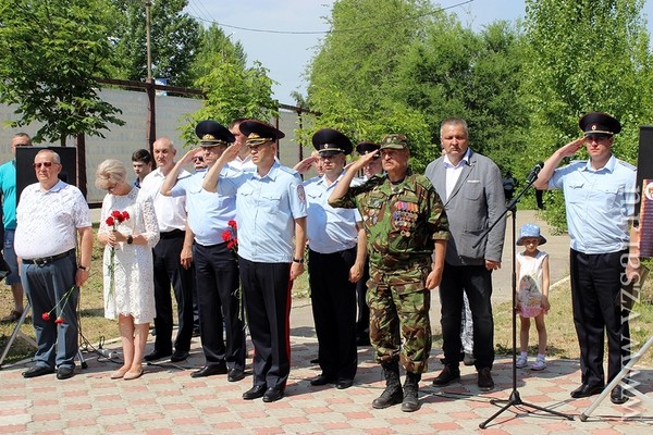 В саратовском Парке Победы на Соколовой горе на мемориал «Землякам, погибшим в локальных войнах» занесены имена сотрудников полиции — старших сержантов Владимира Горскова и Кайрата Рахметова - https://vk.cc/8ewnBe