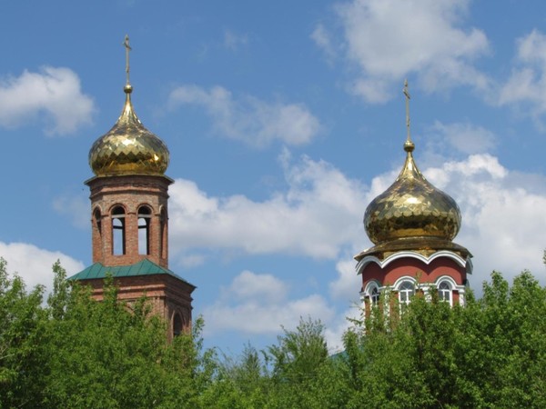 Этим праздником закончился Петров пост. В этом году он был длительным - 38 дней. Петр и Павел являются главными апостолами в Православной церкви, так как они больше других учеников Христа потрудились в проповеди Евангелия. В Саратовской области два храма освящены в честь этих апостолов. Один – в Саратове, второй Петропавловский храм находится в Красноармейске. Именно в нем сегодня митрополит Лонгин совершил праздничную литургию - https://vk.cc/8gL0Fi