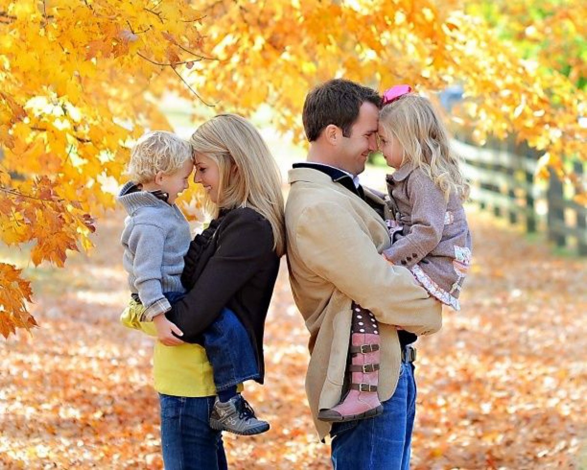 Осень другая семья. Семья осень. Осенняя фотосессия семейная. Семья с детьми осенью. Семейная фотосессия осенью.