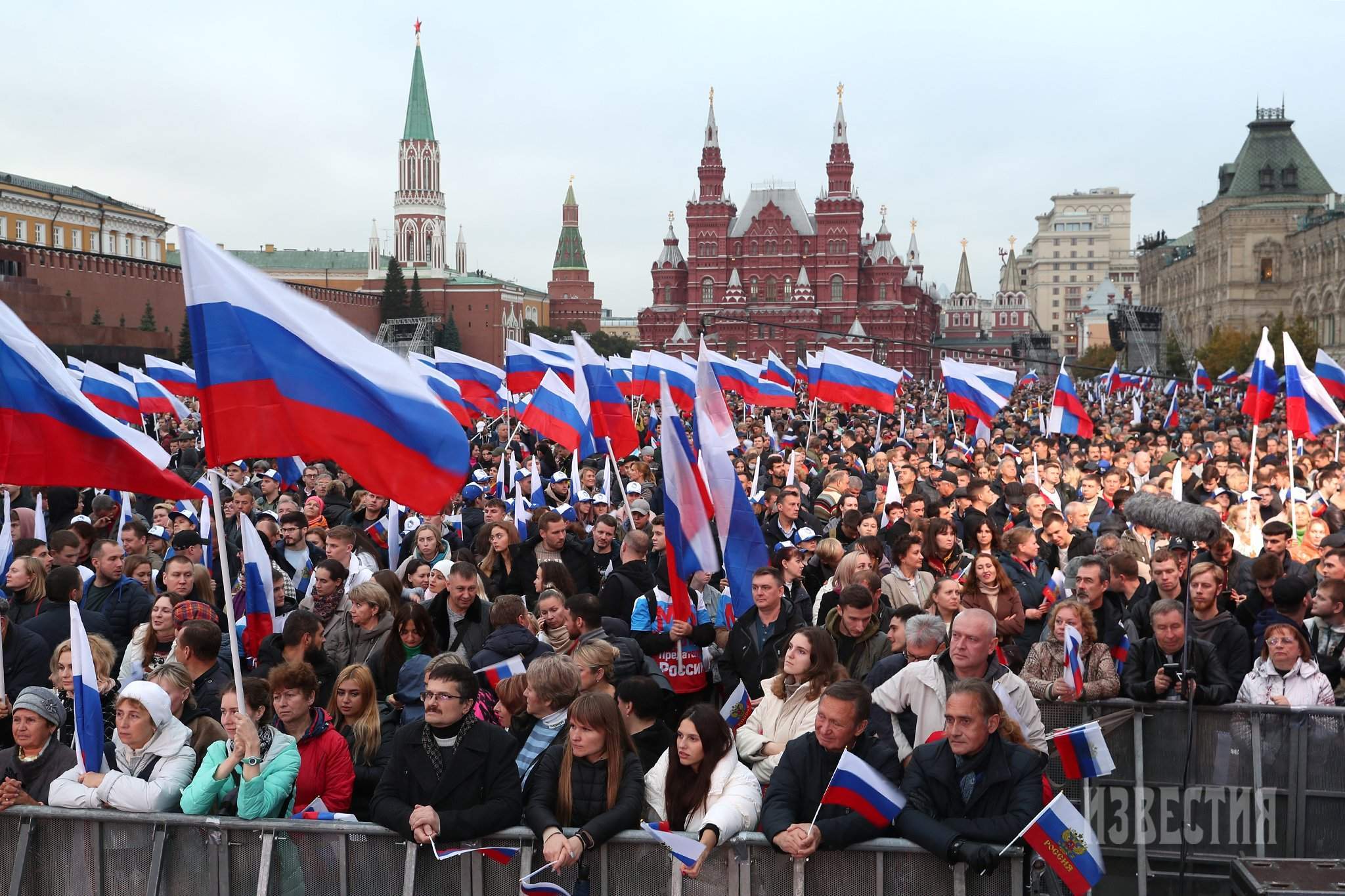 Собраться на площади. Концерт на красной площади. Красная Россия. Россия люди красная площадь. Люди на площади.