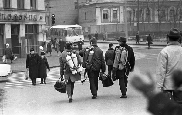 Тренер и Женя (неразборчиво) после тренировки
Юрий Садовников, октябрь 1972 года, г. Москва, МАММ/МДФ.