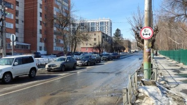 Множество улиц, зданий и памятников Пензы и области хранят многовековую историю, о которой рассказывает главный методист Государственного архива Пензенской области Андрей Вержбовский.

Во время строительства крепости Пенза каждой категории служилых людей отводилась отдельная земля. Территорию современной улицы Свердлова заселяли пешие казаки.

Сегодня улица тянется от зоопарка почти до реки Суры. 361 год назад она, конечно, была намного меньше и такого количества дорожных развязок не имела. Главным у поселенцев считался путь до форта, его всегда поддерживали в хорошем состоянии. Иначе при внезапном налете грозила опасность застрять и попасть в плен или, еще хуже, погибнуть.

Все первопоселенцы старались строить жилища поближе к крепости, и будущая улица Свердлова не исключение. Здесь казаки организовали большую слободу, где держали в том числе птицу и скотину.

Эта категория служилых людей, как правило, была одета в синие кафтаны, т. н. венгерскую шапочку и сапоги. Вооружались они алебардами и пищалями. Порох носили довольно экстравагантно - в берендейках (накидках с деревянными колбами).

Как только казак производил выстрел, он быстро открывал емкость, высыпал заранее отмеренный объем пороха в пищаль и снова палил по врагу.

В эпоху Российской империи улица называлась Введенской - по наименованию приходской церкви. В 1919 году ей присвоили имя председателя ВЦИК Якова Свердлова, который скончался при весьма таинственных обстоятельствах.