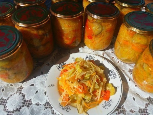 «Уплетайка» — вкусный салатик на зиму

Нужные ингредиенты
1кг белокочанной капусты
1 кг моркови
1 кг болгарского перца
1 кг помидор
1 кг огурцов
1 кг репчатого лука
5 чайных ложек соли
5 столовых ложек сахарного песка
200 мл растительного масла
200 мл столового уксуса 9%
чеснок по желанию

В первую очередь всё нарезаем соломкой. После чего заливаем маслом, уксусом, сыпем сахарный песок и соль. Тщательно всё перемешиваем и оставляем на 1 час настояться. Затем ставим вариться и доводим до кипения. И продолжаем процесс еще 10 минут.
Берём стерильные баночки и раскладываем в них равномерно с маринадом. После чего закатываем стерилизованными или прокипячеными в течение 2-3 минут крышками.
Переворачиваем банки вверх дном и накрываем тёплым одеялом. Оставляем остывать.