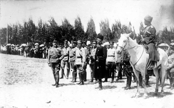 В этот день 2 июля 1919 года 105 лет назад Царицын освобожден от большевизма

Рабочие освобожденного от большевиков города Царицына обратились к командующему Кавказской Добровольческой армии барону генерал-лейтенанту Петру Николаевичу Врангелю с благодарственным письмом. В своем обращении рабочие выражали признательность за избавление от красных палачей и свидетельствовали о том, что вопреки большевицкой пропаганде, добровольцы никаких репрессий к ним не применяли. Напротив, белые стали настоящими освободителями от коммунистического рабства, унесшего жизни лучших людей города.

"Рабочие Царицына благодарят Добровольцев!

2-го июля 1919 года в гор. Царицыне было общее
собрание рабочих, на котором была вынесена резолюция,
принятая единогласно Резолюция гласит следующее:
"Мы рабочие царицынских заводов считаем нравственным долгом выразить вашему превосходительству (Ген.Врангелю) нашу безмерную благодарность за
избавление от советской власти как власти губительной, насильственной и разрушительной для нашей Родины.

С занятием Царицына Вами и Вашими доблестными войсками, мы воочию убедились, что в городе налаживается порядок, спокойствие и делается возможным спокойно и честно трудиться..

Распространяемые и распространяющиеся слухи большевистской властью, что Добровольческая армия занимается разстрелом нас, рабочих, наших жен и пленных оказались настоящим вздором и очередной гнусной клеветой болтшевицких комиссаров.

Еще раз доблестному Генералу приносим из глубины сердца нашу благодарность и земно кланяемся, а его превосходительству генералу Деникину просим передать от нашего имени глубокую благодарность, что он в своей объявленной программе по переустройству народного быта нашей родины не забыл и нас, рабочих, и широко и полно пошёл навстречу нашим интересам ".