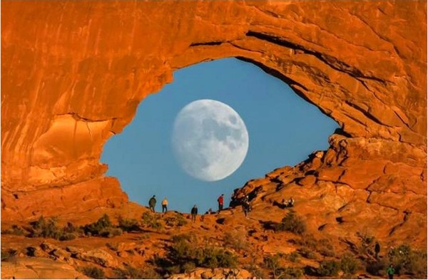 ~☀ Природа удивляет своим разнообразием.

Такой «глаз» удалось снять фотографу Заку Кули в национальном парке Арчес в штате Юта (США). В один из октябрьских вечеров полная луна оказалась в обрамлении Северной природной арки. Получился гигантский глаз, наблюдающий за туристами.