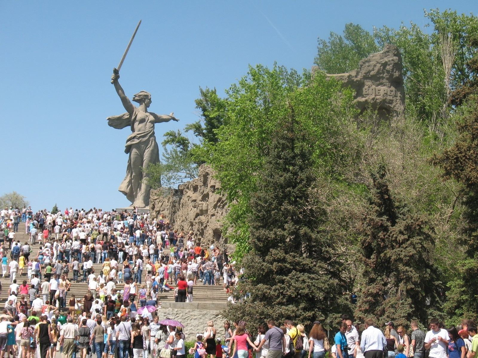 Мамаев курган люди. Мамаев Курган Волгоград. Люди на Мамаевом Кургане. Люди на Мамаевом Кургане Волгоград. Туристы на Мамаевом Кургане.