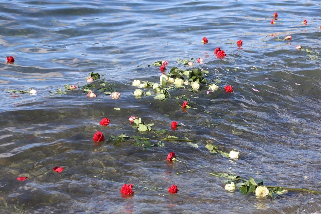 Море умирает. Память погибшим в море. Венок на воде погибшим морякам. Вечная память морякам погибшим в море. Церковь на берегу Баренцева моря память погибшим морякам.