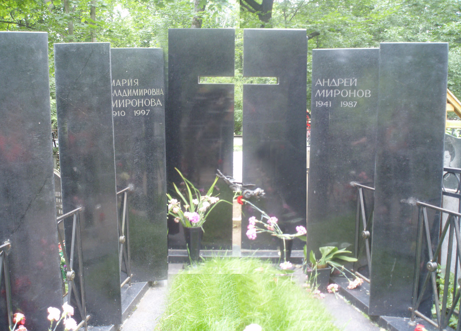 На каком кладбище похоронен миронов. Могила Миронова на Ваганьковском. Могила Андрея Миронова на Ваганьковском кладбище. Ваганьковское кладбище Миронов могила.