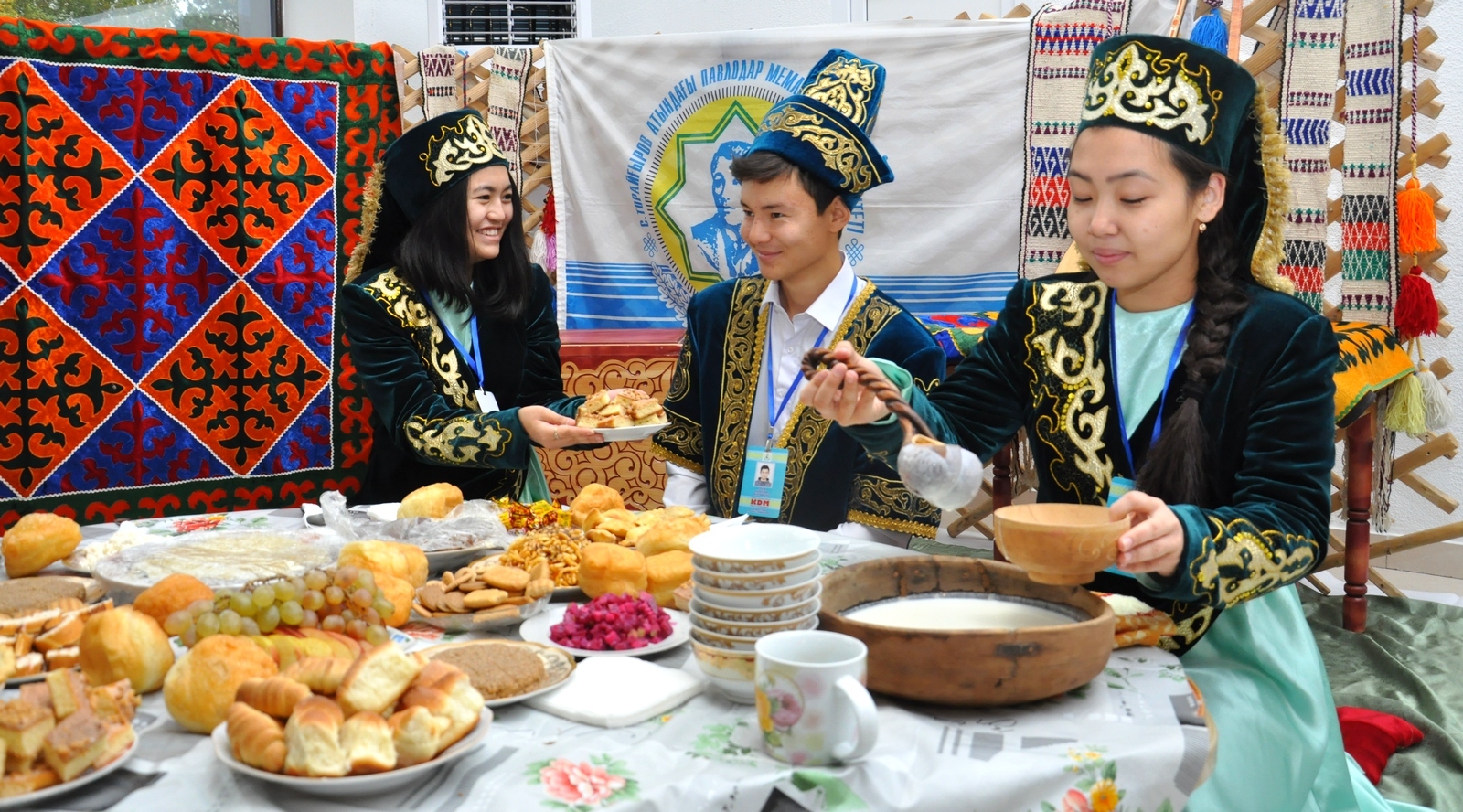 Блюда казахского народа. Казахская кухня. Наурыз Казахстан дастархан. Традиция дастархан казахская традиция. Национальная кухня казахов.