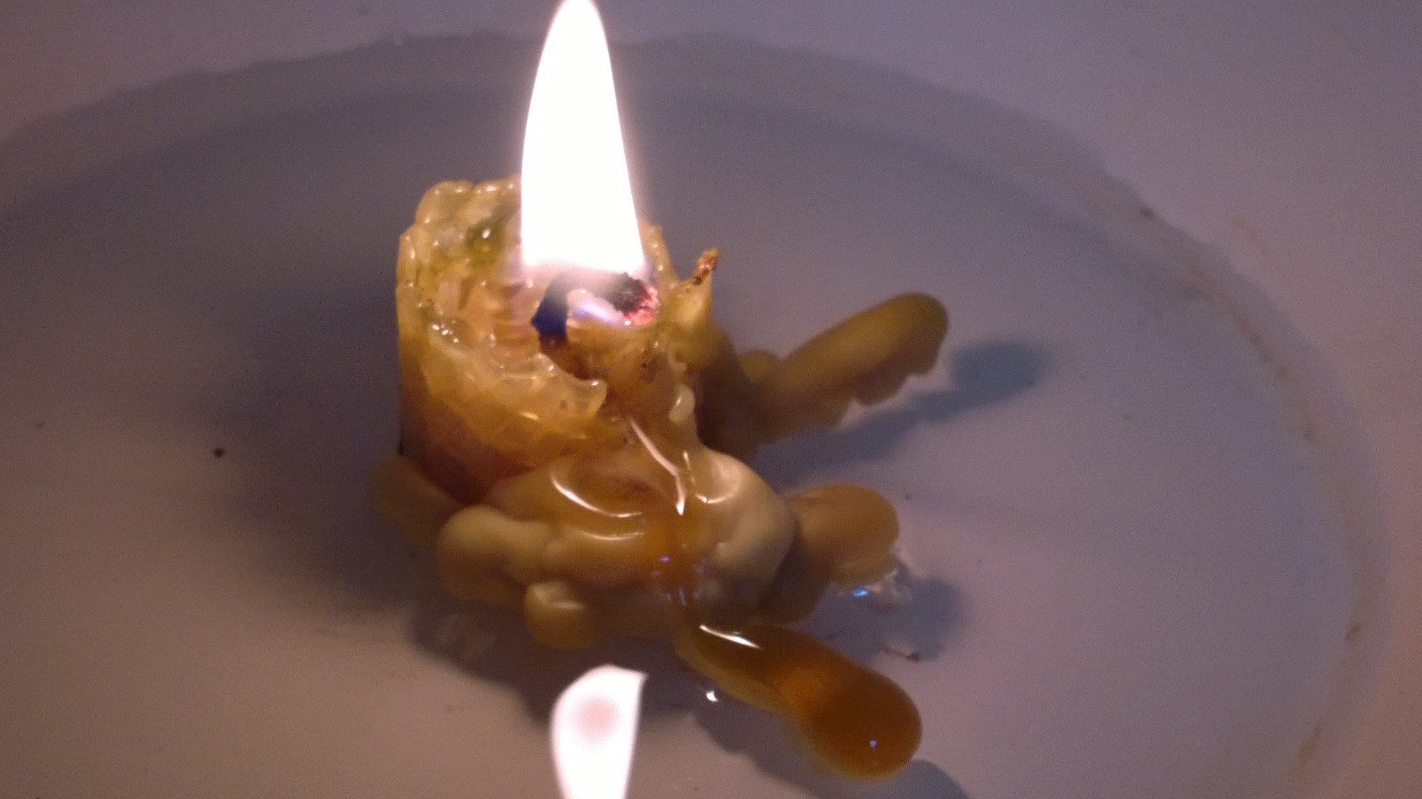 После свечей выходит. Воск от свечи. Свечи из парафина. Огарок свечи.